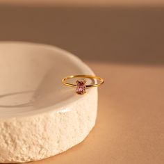 Delicado, delicado y por supuesto… ¡rosa! Ese es el trío perfecto para una apariencia suave y femenina. Nuestro anillo con esmeralda rosa rubor es elegante y perfecto para combinar con otros anillos de su colección. Quédese con un tema completamente rosa para una apariencia monocromática o combínelo con otras piedras preciosas y viva en el lado salvaje.




 Material: Plata de Ley 925 sólida de alta calidad

 Acabado: Oro 18K

 Con piedra preciosa de circonita cúbica de diamante rosa de ~ 4,5 x Pink Fine Jewelry Stackable, Dainty Pink Gold Rings As Gift, Dainty Pink Gold Rings For Gift, Pink Fine Jewelry For Everyday, Pink Stackable Fine Jewelry, Feminine Pink Wedding Rings, Everyday Fine Pink Jewelry, Elegant Rose Gold Stackable Rings With Pink Sapphire, Elegant Pink Birthstone Ring For Promise