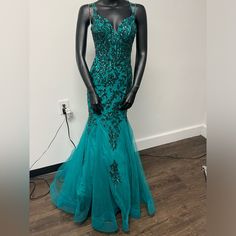 This Stunning Emerald Green Beaded Corset Mermaid Long Dress Is Sure To Turn Heads! With A Size 4 Regular Fit, It's Perfect For Women Who Want To Feel Comfortable And Stylish. The Dress Features A Tie Closure And Is Made With High-Quality Materials That Will Last For Years To Come. The Dress Is Perfect For Anyone Who Loves The Mermaid Style And Wants To Add A Pop Of Color To Their Wardrobe. The Corset Design Is Flattering And Accentuates Your Curves, While The Beaded Accents Add A Touch Of Glamo Fitted Green Evening Dress For Pageant, Green Embellished Evening Dress With Sweetheart Neckline, Embellished Green Gown For Pageant, Green Embellished Gown For Pageant, Embellished Green Gown For Pageants, Embellished Fitted Mermaid Dress For Prom, Fitted Sequin Evening Dress For Pageant, Elegant Mermaid Hem Pageant Dress, Elegant Mermaid Dress For Pageant With Fitted Bodice