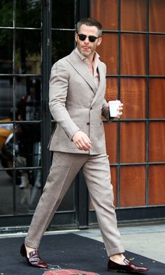 Chris Pine, promoting Wonder Woman in NY Crush Feelings, Wedding Guest Outfit Men, Beige Suits, Quotes Humor, Chris Pine, Stylish Mens Outfits, Mens Fashion Suits