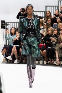 Karl Lagerfeld Shows Us What the Chanel Uniform Looks Like in Space Moda Paris, Pant Trends, Fashion Week Runway, Runway Pictures, Fall Fashion Trends, World Of Fashion