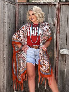 Howdy Rust Graphic Tee by Texas True Threads perfect Tee to pair with denim shorts and our Tally Rust Kimono True to size fit or size down for a slimmer fit On a brick Bella Canvas tri-blend t-shirt 25% Ring Spun Cotton, 25% Rayon, 50% Polyester Boho Country Outfits Plus Size, Outdoor Concert Outfit Summer Plus Size, Summer Casual Outfits For Women 2024, Plus Size Vaquera Outfit, Outfits For Plus Size Women, Fall Kimono, Edgy Boho, Curvy Girl Dress, Country Casual