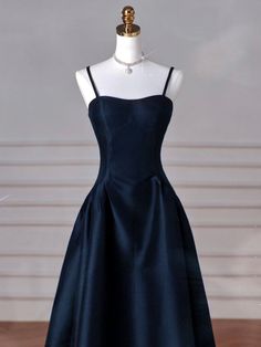 Winter Formal Dresses Simple, Dark Colored Dress, Simple Elegant Prom Dresses, Prom Dress Dark Blue, Blue Long Formal Dress, Dark Blue Dresses, Prom Dress Dark, Satin Long Prom Dress, Dress Dark Blue