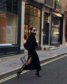 Winter Trip Outfits, Millennial Woman, Heels Boots Outfit, Autumn Ootd, Black Skirt Outfits, Black Boots Outfit, Style Désinvolte Chic, Turtleneck Outfit, 28th Birthday