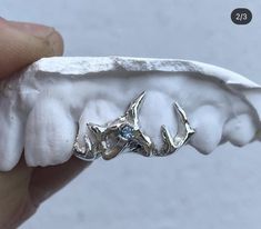 Cool Grills, Grills Teeth Aesthetic, Niya Core, Grills Aesthetic, Female Grills, Silver Grillz, Grillz Teeth, Street Style Jewelry, Tooth Gems