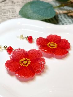 Handmade single poppy flower dangle earrings with glass beads, feminine pop style, big flower earrings, with hypoallergenic accessories. 🌺 Color options: Red, Orange, Pink, Peach 🌺 Material: pencil-drawn shrink plastic with resin on the surface. Stainless steel stud, and glass bead. 🌺 Making time: 1.5-2 hours (Check the video to see how they are made!) 🌺 Size: Flower diameter: 36mm-40mm,       Length: 50mm(with gold-plated ball earring stud),       or 67mm(with 925 silver earrings hook) P.S. Pink Orange Flowers, Poppy Earrings, Fleur Orange, Flower Dangle Earrings, Flowers Handmade, Shrink Plastic, Earrings Red, Single Flower, 925 Silver Earrings