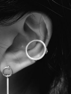 Editor's NotesREINHEART's accessories can be a fashionable point for various casual stylings.- Plane sphere earcuff- Unique and sophisticated style- Elegant and vintage mood- Daily point itemMeasurement (in.)- Diameter: 0.67 in.Composition & Care- 925 silver- It could be discolored by moisture- Keep in a sealed zipper bag- Clean using a silver cleaner or toothpasteDesigner- by REINHEART Classic Pierced Ear Cuff, Everyday Pierced Ear Cuff, Modern Ear Cuff With Matching Earrings, Chic Silver Single Ear Cuff, Minimalist Metal Cartilage Earrings, Modern Round Ear Cuff For Everyday Wear, Modern Everyday Ear Cuff, Modern Everyday Round Ear Cuff, Minimalist Pierced Ear Cuff For Party