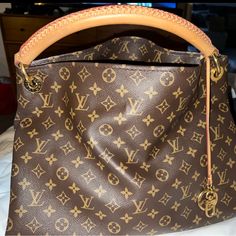 Used But In Great Condition. Does Have A Few Pen Marks Inside But They Can Probably Be Cleaned (Just Haven’t Tried). Photos Of Marks Are Attached. The Artsy Mm Embodies Understated Bohemian Style. Louis Vuitton's Iconic And Divinely Supple Monogram Canvas Is Enhanced By Rich Golden Color Metallic Pieces And An Exquisite Handcrafted Leather Handle. Product Details 16.1 X 12.6 X 8.7 Inches (Length X Height X Width) Monogram Coated Canvas Natural Cowhide-Leather Trim Microfiber Lining Gold-Color Hardware Large Inside Zipped Pocket 6 Inside Flat Pockets (3 On Each Side) Keybell With Key Ring And Hook 4 Protective Bottom Studs Handle:Single Retails For $2500 No Box But Dust Bag Is Included Louis Vuitton Artsy Mm, Louis Vuitton Artsy, Handcrafted Leather, Golden Color, Monogram Canvas, Leather Trim, Leather Handle, Key Ring, Cowhide Leather