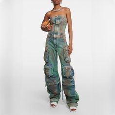 Discover Your New Favorite Outfit Embrace a blend of comfort and style with our Chic Streetwear Denim Jumpsuit. Perfect for women who love to make a statement, this jumpsuit is designed to flatter your figure while offering unparalleled ease and sophistication. Whether you're stepping out for a casual day or dressing up for a night out, this versatile piece is sure to turn heads. Product Features Our jumpsuit boasts a unique strapless and sleeveless design, allowing for a breezy, comfortable fit that's ideal for all seasons. The high-waist cut accentuates your silhouette, while the full-length pants provide a sleek, elongated look. Crafted from a blend of polyester and cotton, it offers both durability and softness, ensuring you stay comfortable all day long. The patchwork pattern adds a t Estilo Streetwear, Chic Streetwear, Streetwear Denim, Jeans Overall, Middle Aged Women, Stepping Out, Denim Jumpsuit, Look Plus, Fit Check