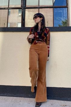 Tan Flared Pants Outfit, Courdory Flare Pants Outfits, Corduroy Jeans Outfit, Courdory Pants Outfits, Brown Flare Pants Outfit, Tan Pants Outfit, Brown Jeans Outfit, Flare Pants Outfits, Flares Outfit