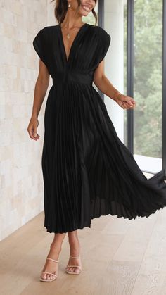 Chic Maxi Dresses, Deep V Neck Dress, Elegant Maxi Dress, Short Sleeve Maxi Dresses, Pleated Fabric, Versatile Dresses, Maxi Dress With Sleeves, Types Of Dresses, Outfit Casual