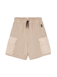 sand beige stretch-cotton jersey texture elasticated drawstring waistband two side inset pockets mini logo tag two side cargo pockets Sporty Cotton Shorts With Multiple Pockets, Beige Shorts With Multiple Pockets, Sporty Cotton Cargo Shorts With Elastic Waistband, Sporty Shorts With Patch Pockets, Beige Cotton Cargo Shorts With Patch Pockets, Casual Beige Cotton Cargo Shorts, Casual Neutral Shorts With Pockets, Beige Cotton Cargo Shorts With Multiple Pockets, Beige Cotton Cargo Shorts With Pockets