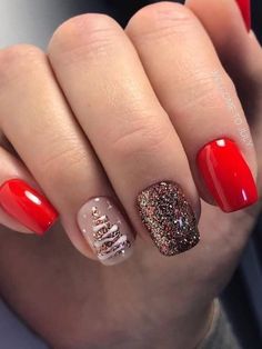 Christmas tree nails: short red and glitter Christmas Tree Nails, January Nails, Tree Nails, Christmas Gel Nails, Her Nails, Kandy, Xmas Nails, Dipped Nails, Fancy Nails