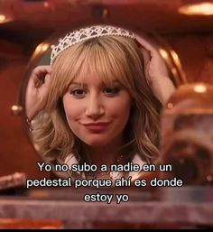 a woman wearing a tiara in front of a mirror with the caption'yo no sub a nadde en un pedesal porque afi es donde ests