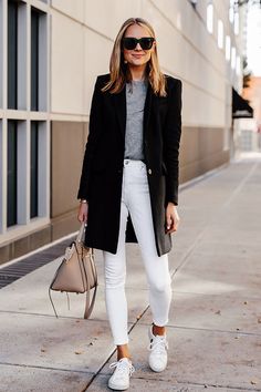 Witte Jeans Outfit, White Jeans In Winter, White Jeans Winter, Ripped Jeggings, Fest Outfits, White Jeans Outfit, Beige Outfit, Winter Jeans, Fashion Jackson