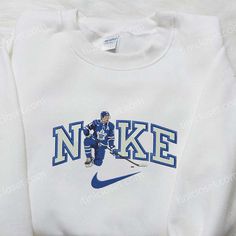 The Toronto Maple Leaf Hockey Player x Nike Embroidered Shirt is a must-have for any NHL fan. This high-quality shirt Kevin Minion, Nike Cartoon, Disney Character Shirts, Nike Inspired, Hoodie Cartoon, Limited Edition Shirt, Cartoon Sweatshirts, Nike Sweatshirt, Daisy Duck