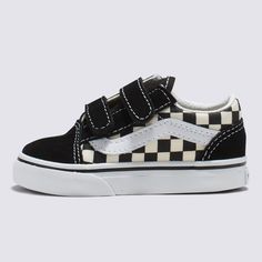 Strap Closures Create a Toddler-Friendly Fit on this Iconic Sidestripe ShoeThe Toddler Old Skool V Checkerboard reimagines our iconic Sidestripe shoe by swapping traditional laces for double hook-and-loop closures. Featuring our signature checkerboard print, this low-top style maintains its classic appeal while providing an easy, secure fit that keeps your little one comfortable all day. Iconic low-top, Sidestripe™ shoe made for toddlers Double hook-and-loop closures Durable suede and canvas upp Vans Toddler, Side Stripe, Old Skool, Shoes Black, Black Shoes, Baby Gifts, Top Styles, Black White