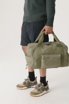 BÉIS 'The Sport Duffle' in Olive - Olive Green Sport Duffle & Gym Bag Duffel Bag Aesthetic, Duffle Bag Aesthetic, Gym Lockers, Bag Aesthetic, Bags Aesthetic, A Gym, Long Haul, Backpack Straps, Duffel Bag