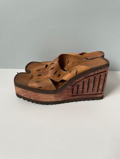 "This is authentic late 1990s platform sandals in brown leather with a square open toe. The sandals are very chunky and soooo cool! Very 2YK - perfect for clubs and festivals. The platform looks to be wood, actually! The mark is Rizzo Size:  US 9 UK 6,5  EU 40 There is no markings of the size, but my guess is a European 35, US size 3.5. In the UK it's size 2.5  It's better to measure the length of the foot of the shoe: 24,5 cm. 9,64\" CONDITION: Good condition, not much used.  I always refund overpaid shipping fees. The shipping fee is normally always less than stated if you buy three smaller items or more.  Thanks for visiting me! And welcome back!" Vintage Brown Sandals For Summer, Brown Open Toe Platform Slippers With Removable Insole, Vintage Summer Wedge Sandals With Platform, Brown Leather Footbed Platform Slippers For Summer, Vintage Leather Footbed Open Toe Sandals, Vintage Brown Mules For Summer, Brown Open Toe Wedge Sandals, Summer Retro Brown Mules, Vintage Brown Sandals With Leather Footbed