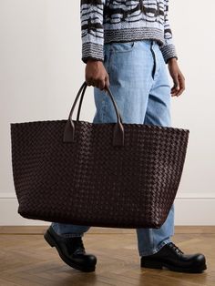 Tote Bag For Men, Gym Sneakers, Tote Outfit, Large Leather Tote Bag, Latest Bags, Bottega Veneta Intrecciato, Large Leather Tote, Big Bag, How To Wear Scarves