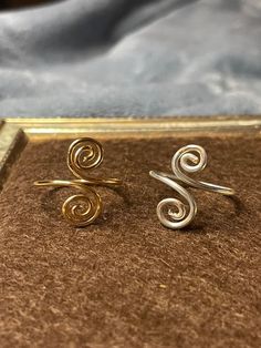 Simple adjustable hand wrapped swirly rings ✨ can be made in gold or silver! Handmade Wire Rings, Wrapped Rings, Wire Rings, Wire Wrapped Rings, Handmade Wire, Hand Wrap, Recycled Metal, Wire Work, Wrap Rings