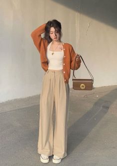 Trouser Fits For Women, Royal Outfit Inspiration, Trousers Styling Women, Fitted Wide Leg Pants Outfit, Outfits With Wide Leg Trousers, Korean Pants For Women, Dressing Pants Outfits, Brown Dress Pants Outfit Women, Korean Trousers Outfit Women