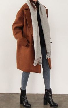 Oversized tan wool coat and chunky boots | winter style | winter fashion | streetstyle | winter look | outfit Mantel Outfit, Look Winter, Bts Cute, School Looks, Street Style Winter, Kpop Bts, Winter Trends, Summer Boy