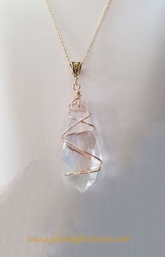 Crystal Necklace Aesthetic, Necklaces With Crystals, Raw Rose Quartz Necklace, Necklace Princess, Raw Quartz Necklace, Pendulum Necklace, Necklaces Crystal, Dagger Necklace, Fantasy Necklace