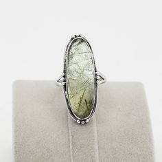 Bague en quartz rutilé vert, argent sterling 925, bague en quartz de 10 x 30 mm de long ovale avec pierres précieuses, bague bohème, bague en quartz rutile noir, bague pour femme ---------------------------------------------------------------------------------------------------------------------------------------------------- Style - Bague en argent sterling massif 925 Pierres précieuses - Quartz rutile vert naturel Forme - Ovale Taille de la pierre - 10 x 30 mm Poids : 9,00 grammes env. --------------------------------------------------------------------------------------------------------------------------------- Politique d'expédition Les commandes sont expédiées dans les 3-5 jours ouvrables par USPS, DHL et India Post. La commande sera livrée dans les 10-20 jours ouvrables. Remarque : Graduation Ring, Jewelry Shop Display, Black Rutile Quartz, Graduation Rings, Rutilated Quartz Ring, Womens Ring, Rutile Quartz, Ring Black, India Post