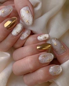 Gold Pearl Aesthetic, Christmas Gold Nails Art Designs, Tortoiseshell Nails With Gold, Christmas Nail Designs Gold, White Nails Gold Design, Christmas Nail 2024, Cute New Years Nails Short, Lalisa Nails, Silver And Gold Christmas Nails