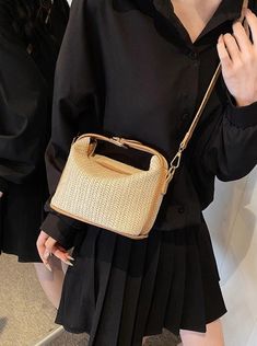 Detalles

 Presentamos nuestro bolso bandolera de mano tejido de paja, un accesorio elegante y versátil que complementa perfectamente la estética de la tendencia urbana.

 Disponible en dos elegantes colores, beige y marrón, este bolso combina sin esfuerzo moda con funcionalidad.

 Confeccionado con material de paja de alta calidad, este bolso irradia un ambiente informal pero sofisticado.

 Su pequeña forma cuadrada y su diseño tipo cubo lo convierten en una opción moderna para la fashionista moderna.

 Con un detalle trenzado, este bolso añade un toque de textura e interés visual a tu conjunto.

 La dureza media a dura garantiza durabilidad y longevidad, lo que lo hace adecuado para el uso diario.

 Con una única correa ajustable para el hombro, este bolso se puede llevar cómodamente co Trend Aesthetic, Cashmere Pants, Straw Bags, Street Trends, Clutch Pouch, Athleisure Wear, Type Design, Square Shape, Bra Tops