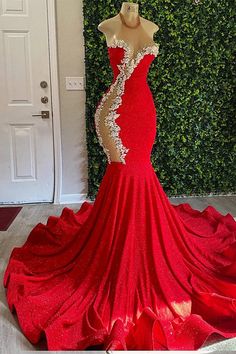 Robe de bal sirène rouge sans manches à col haut Bellasprom avec baguettes Pretty Red Prom Dresses, Gold And Red Dress, Satin Prom Dress Long, Sparkly Prom Dresses, Gorgeous Prom Dresses, Prom Girl Dresses, Senior Prom Dresses, Classy Prom Dresses, Stunning Prom Dresses