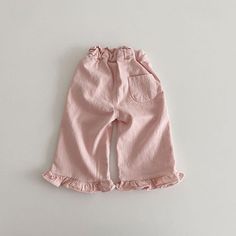 ハートのボタンとフレアシルエット 裾のフリルがキュートなボトムス👖 シンプルなワンカラーなので 色々なデザインのトップスと合わせられます‪💞 « color » pink / white « size » 80 / 90 / 100 / 110 / 120 / 130 ▽こちらの商品は【予約商品】の為15~21営業日での発送目安となります。 ▽発送状況により、お日にちが前後する可能性がございます。 ▽発送が完了しましたらショップのご登録メールアドレスに発送通知メールが送信されますので、そちらからご確認下さい。 ━━━━━━━━━━━━━━━━━━━━━ 必ずサイト内の【NOTICE】ページにある「当ショップの注意事項」をよく読んでから、ご購入をお願い致します。 ※お取り寄せ状況によっては、在庫を確保できないばあいぎございますので予めご了承くださいませ。 ━━━━━━━━━━━━━━━━━━━━━ KOHANA.SHOP公式Instagramはこちら Cute Bottoms, Childrens Clothes Girls, Girls Casual Dresses, Baby Outerwear, Heart Button, Baby Pants, Girls Clothing Sets, Photoshoot Outfits, Casual Lace