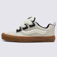 A Puffy 90s Style Inspired by the Past, but Built for TodayThe Knu Skool DR is a modern interpretation of a classic 90s style, defined by its puffed up tongue and 3D-molded Sidestripe, and tied off with oversized, chunky laces. With its in-your-face profile, dramatic style details, and D-ring eyelets that provide a vintage aesthetic and extra lacing support, the Knu Skool DR plays off of the original Old Skool while blending an icon of the past with today’s trends. Reissued 90s low-top shoe Stur Cool Vans Shoes, Boys Vans, Face Profile, Dr Shoes, Dramatic Style, Vans Logo, Cool Vans, Nike Shoes Air Max, Jeans Cargo