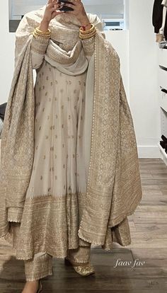 Pakistani Banarsi Suits, Elegant Anarkali Suits, Office Wear Suits Indian, Banarsi Outfit Ideas, Desi Dress Pakistani Outfits, Banarsi Suit Design Pakistani, Stylish Suit Designs For Women, New Pattern Dresses Indian, Banarsi Anarkali Suits