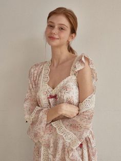 Calf-length dress in flower-pattern fabric. Lace-trimmed sweetheart neckline with frill detail on the straps and removable bra cups. Lace-trimmed robe with long bell sleeves. - Midi- Slip dress and robe set- Flower pattern