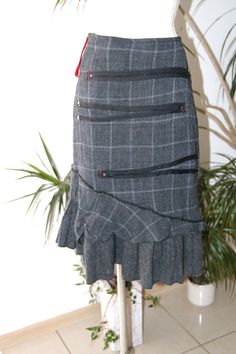 Vintage skirt, gray checkered, decorated with zippers, ruffle at the bottom, fastened with a zipper on the side, lining, length 70 cm / 27,5' waist 38 cm / 15 "x 2 hip  49 cm/19,3'  x 2,   60m % viscose  40% wool lana  perfect condition Fitted Plaid Skirt With Ruffles, Checkered Skirt, Skirt Midi, Vintage Rock, Womens Skirts, Vintage Skirt, Ruffles, Poland, Midi Skirt