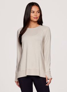 Light Beige Everyday Athleisure Tops With Thumbholes, Versatile Long Sleeve Activewear For Relaxation, Relaxed Fit Tops For Yoga In Fall, Relaxed Fit Yoga Tops For Fall, Fall Yoga Tops With Relaxed Fit, Versatile Yoga Tops With Thumbholes, Versatile Fall Activewear For Relaxation, Versatile Relaxed Fit Yoga Tops, Casual Stretch Tops With Side Slits