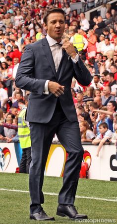 Hottie Jeremy Renner / Soccer Aid 2014 Soccer Aid, Male Celebs, Hot Damn, Most Handsome Men, Marvel Fan