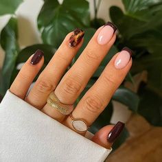 Fall has come, which means it's time for you to upgrade your short nails to one of these cute short fall nails. As a nail lover, I can't miss out a season without getting a fresh nail set and I bet it's the same for you. Thus we've got you everything from short fall nails,  cute fall short nails, fall short nail ideas, fall short nail inspo, short fall nail colors, short fall nail ideas, autumn short nails and so much more to enjoy this fall with a new mani. Fall Short Nails, College Nails, Candy Corn Nails, Wife Nails, Nails Collection, Wine Nails, Cute Simple Nails