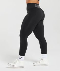 FLEX 
Flex ist der Allercoolste der coolen Styles für alle Gymshark OGs. Der superweiche Seamless-Stoff und der schmeichelhafte Bund (jup, ganz zu schweigen von der figurbetonenden Farbgebung) helfen dir, Set für Set und Rep für Rep dein Bestes zu geben. 
• Figurbetonende Farbgebung
• Schweißabweisende Technologie, die dich beim Training kühl und trocken hält
• Weicher, stützender Seamless-Stoff 
GRÖSSE & PASSFORM
• Hohe Taille
• Das Model ist 1.60 m groß und trägt Größe S 
MATERIAL & PFLEGE
• 57 % Nylon, 36 % Polyester, 7 % Elastan
• 93 % Nylon, 7 % Elastan [nur schwarze Styles] 
Artikelnummer: B1A2Q-BBBB Compressive Black Casual Tights, Black Compressive Casual Tights, Casual Compressive Black Tights, High Stretch Black Yoga Pants For Streetwear, Stretch Squat Proof Activewear For Streetwear, Squat Proof Stretch Activewear For Streetwear, Breathable Compressive Bottoms For Streetwear, Sporty Stretch Tights For Streetwear, Breathable Snug Fit Black Bottoms