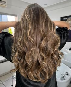 Oásis Cabelo & Arte on Instagram: "Castanho iluminado ✨ Agendamentos e informações pelo WhatsApp (19) 99737-1993 . . . #morenailuminada #castanhoiluminado #morena #newhair #hairstyle #haircut #instahair #hairdesign #haircolor #hair #beleza #sp #sbo #santabarbaradoeste #americanasp #americana #limeira #piracicaba #sumare #novaodessa #campinas #cabelo #oasiscabelos" Light Brown Hair Styles, Brown Hair Styles, Light Brunette Hair, Rambut Brunette, Honey Brown Hair, Brown Hair Looks, Dreamy Aesthetic, Brown Hair Inspo, Brunette Hair With Highlights