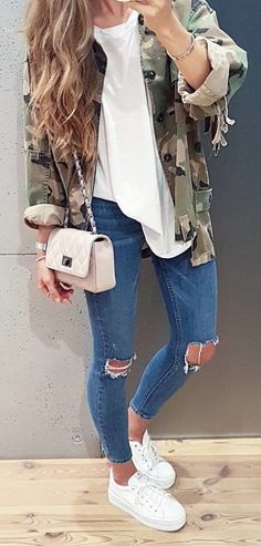 This is a winter outfit? In a Canadian winter you would freeze to death in this! DEAD Cute Outfits With Jeans, Khaki Jacket, Camo Jacket, Casual Fall Outfits, Outfit Casual, Casual Fall, White Sneakers