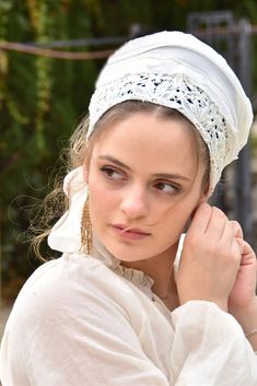 🌻🌼Can be used for wedding! Stunning White Lace Ruffle Bandana ,pleasant and lovely handmade Headband. # headscarf #volumizer #volumehat #boubou #bobo #HeadwrapsStyle #Turban #beautiful #beauty #jew #jewish #judaic #judaica #judaism #religious #israel #israeli #tichel #tichels #mitpachat #headcovering #modesty #beautiful #jewishwomen #mitpachat #scarves #headwrap #haircovering #whitetichel #white Jewish Headcovering, Scarf Head Covering, Hair Snood, Chemo Hair, Jewish Women, Scarf Head, Bandana Headband, Hair Cover, Handmade Headbands