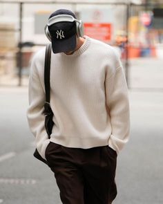 Apple Headphones, Sweater Outfits Men, Mens Smart Casual Outfits, Music Beats, Street Style Outfits Men, Men Stylish Dress, Mens Casual Dress Outfits