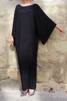 Oversized Gray V-neck Dress, Solid Plain V-neck Maxi Dress, Plain Solid V-neck Maxi Dress, Elegant Oversized Solid Color Dress, Plain V-neck Maxi Dress, Elegant Oversized Dress In Solid Color, Solid V-neck Maxi Dress, Casual Black Batwing Sleeve Dress, Casual Black Dress With Batwing Sleeves