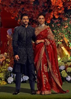 ranve and deepika are posing for the cameras at their wedding reception in india