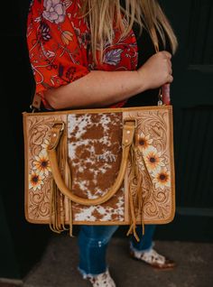 The sunflower   Tote is a stunning blend of rustic charm and modern sophistication. Crafted from high-quality leather, this purse features a captivating  body accentuated by intricate tooled leather panels in a rich brown hue. The detailed floral tooling showcases expert craftsmanship, adding a touch of timeless elegance to the design. Floral Tools, Turquoise Bar, Western Handbags, The Sunflower, Western Leather, Tool Bag, Tooled Leather, Tote Purse, Leather Tooling