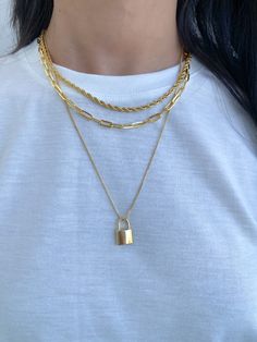 #acessorio #lookdodia #t-shirt #acessoriodamoda #semijoias #banhoouro18k Jewelry Inspiration, Style Guides, T-shirt, Pendant Necklace, Key, Pendant, T Shirt, Quick Saves