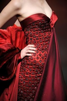 Red Dress Haute Couture, Gown Couture, Haute Couture Style, Detail Couture, Runway Shoes, Couture Mode, Dress Woman