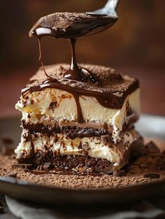 Chocolate Tiramisu 😋🍫    Ingredients 💯  - 2 cups heavy cream - 1/2 cup powdered sugar - 2 teaspoons vanilla extract - 16 ounces mascarpone cheese, softened - 2 cups semisweet chocolate chips, melted and cooled slightly - 2 cups brewed coffee or espresso, cooled - 1/4 cup coffee liqueur (optional) - 48-60 ladyfinger cookies (depending on the size of your dish) - Cocoa powder, for dusting Instructions⤵️  🥯Whip the Cream 🤍    - In a large mixing bowl, beat the heavy cream, powdered sugar, Chocolate Chip Tiramisu, Italian Desserts Easy, Luxurious Chocolate, Decadent Chocolate Desserts, Dessert Recipies, Coffee Liqueur